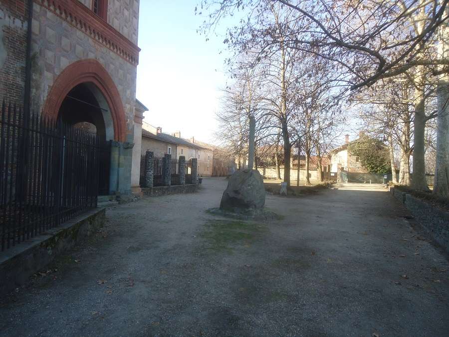 Questa immagine ha l'attributo alt vuoto; il nome del file è borgo-con-piazza-fontana-chiesa-viale-alberi-masso-erratio-panchine-in-pietra.jpg